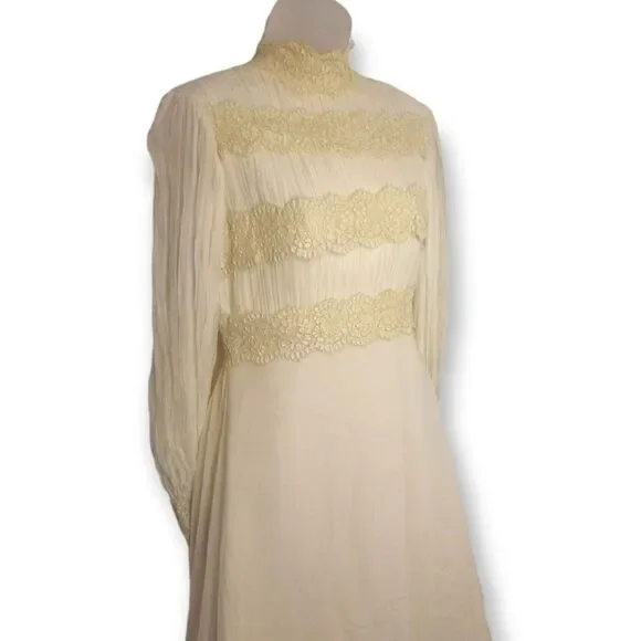 Vintage 1970s Wedding Gown size 10 - Picture 3 of 13